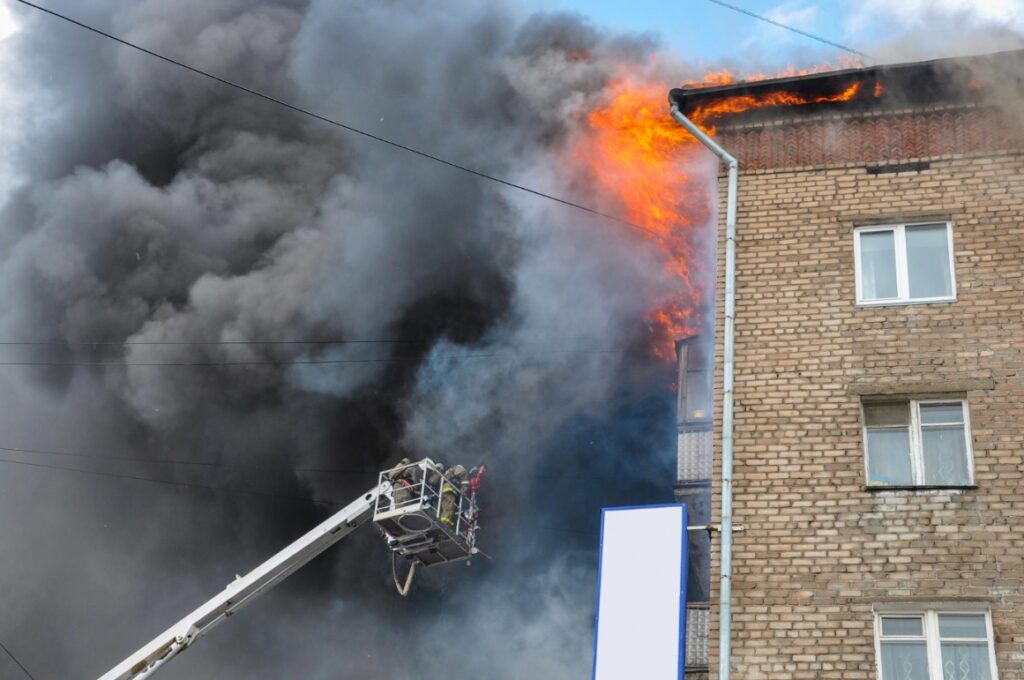Ogromny pożar hurtowni fajerwerków w Kobyłce – dochodzenie prowadzi prokuratura