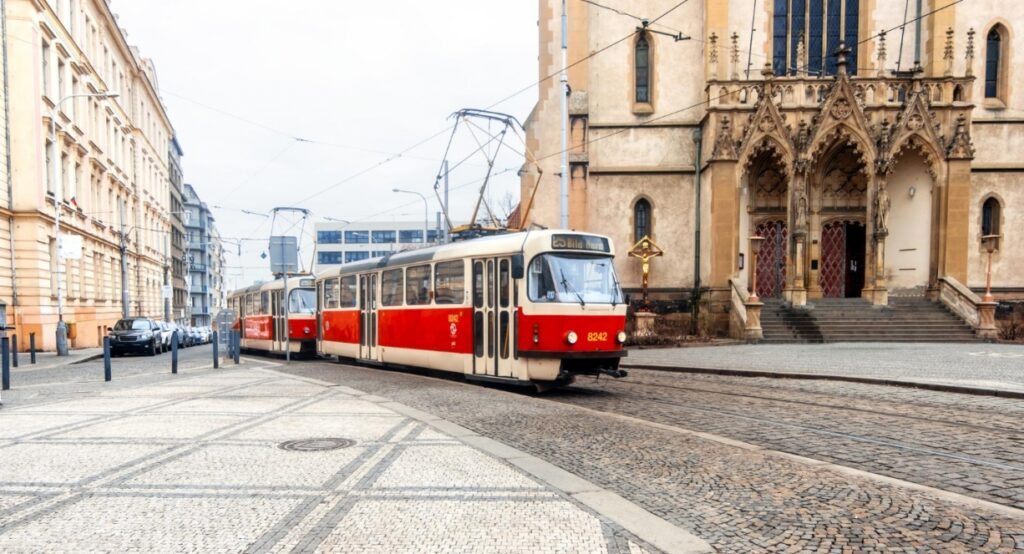 Niemiecka perła na torach w Warszawie – wymiana zabytkowych tramwajów z Krakowem